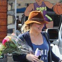 Pregnant Hilary Duff receives flowers from a paparazzo | Picture 88883